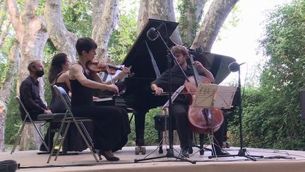 Le Trio Karénine sous les platanes centenaires du parc Florans. (France 3 Provence-Alpes)