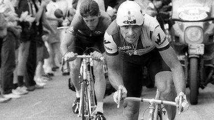 Bernard Hinault laisse derrière lui Sean Kelly lors de la 8e étape du Tour de France 1985, à Strasbourg. (AFP)