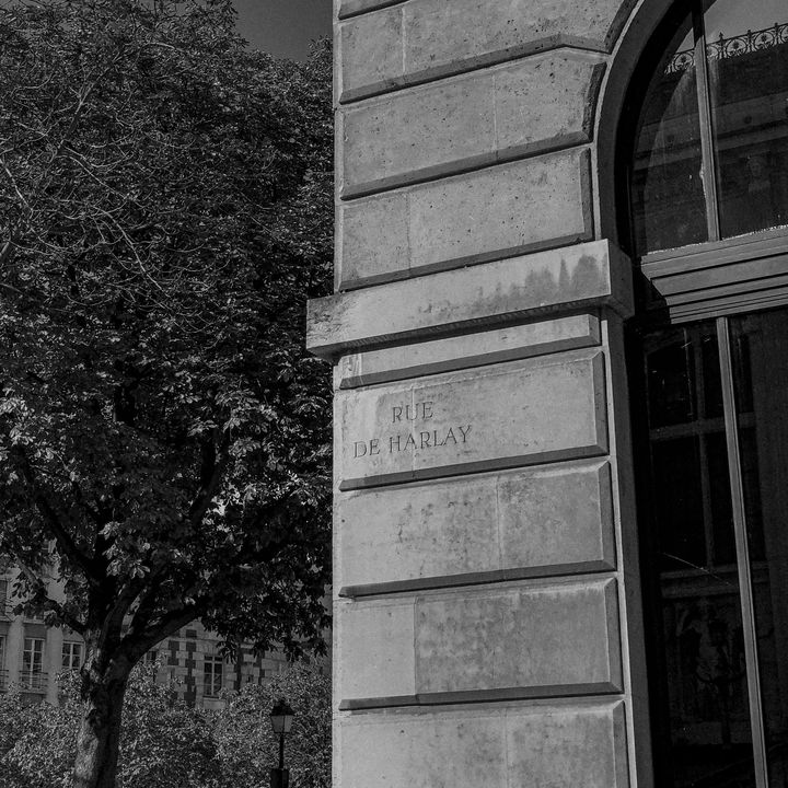 Rue de Harlay, sur l'île de la Cité, où se situe le Palais de justice de Paris. (DAVID FRITZ-GOEPPINGER POUR FRANCEINFO)