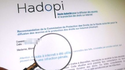 "Attention, votre acces a internet a &eacute;t&eacute; utilis&eacute; pour commettre des faits,[...] qui peuvent constituer une infraction penale", pr&eacute;vient le courrier d'avertissement de l'Hadopi, le 20 d&eacute;cembre 2010.&nbsp; (DURAND FLORENCE / SIPA)