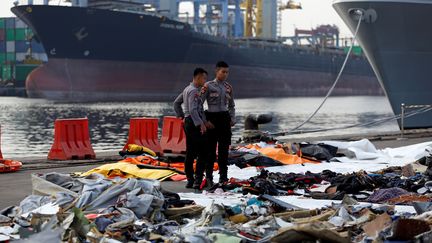 Des affaires récupérées après le crash du vol Lion Air, à Jakarta (Indonésie), le 31 octobre 2018. (WILLY KURNIAWAN / REUTERS)