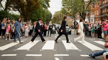 Les chanteurs du spectacle "Let it Be" traversent Abbey Road, le 8 ao&ucirc;t 2014. (LEON NEAL / AFP)