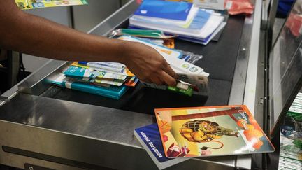 Des fournitures scolaires sur le tapis d'un magasin au Pré-Saint-Gervais (Seine-Saint-Denis), le 1er septembre 2023. (MYRIAM TIRLER / HANS LUCAS / AFP)