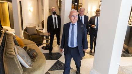 Le maire LR d'Antibes&nbsp;Juan-les-Pins,&nbsp;Jean Leonetti (premier plan), en charge&nbsp;du processus de désignation du candidat LR à la présidentielle de 2022. Ci-contre en juillet 2021. (VINCENT ISORE / MAXPPP)