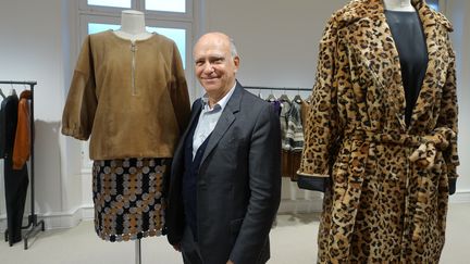 Ouvrir ses ateliers pendant la Paris Fashion Week est pour Yves Salomon le moyen de montrer le savoir-faire de ses ateliers capables de produire de façon artisanale des modèles plus légers et plus fluides. "L'innovation, c'est de mélanger la fourrure avec d'autres matières (cachemire, organza), de raser les peaux, d'utiliser des patchs sur du tissu pour lui donner un aspect plus mousseux, plus vaporeux. Ce travail est également réalisable sur le cuir qui peut n'afficher qu'une épaisseur d'un millimètre" explique-t-il.  
 (Corinne Jeammet)