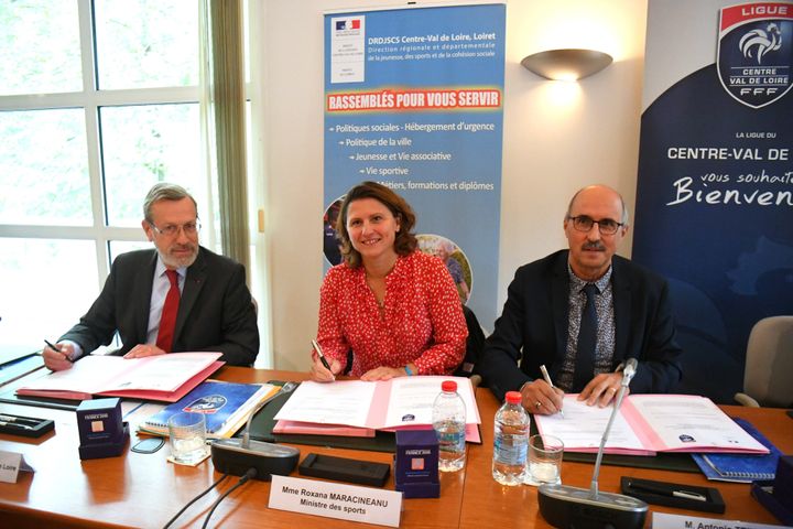 La ministre des Sports Roxana Maracineanu, encadrée du préfet du Loiret Pierre Poussel et du président de la Ligue du Centre-Val de Loire, Antonio Teixeira, le 4 octobre 2019. (GAUJARD CHRISTELLE / MAXPPP)