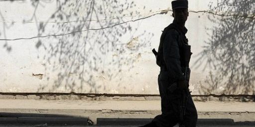 Policier afghan pendant les attaques des talibans à Kaboul le 15 avril 2012. (AFP - SHAH MARAI)