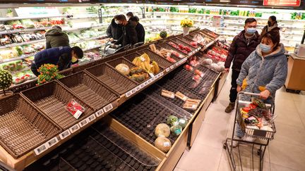 Les rayons vides d'un supermarché, à Wuhan, en Chine, samedi 25 janvier 2020.&nbsp; (YUAN ZHENG / FEATURECHINA / MAXPPP)