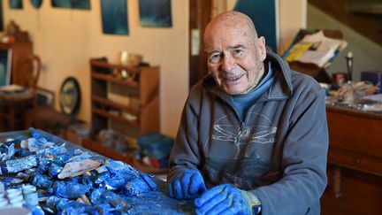 André Laban dans son atelier à Saint-Antonin-Noble-Val (Tarn-et-Garonne), le 2 décembre 2016
 (Rémy Gabalda / AFP)