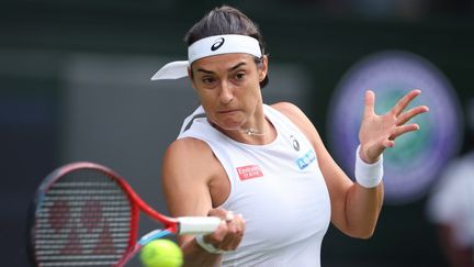 Caroline Garcia frappe un coup droit lors de sa victoire au deuxième tour de Wimbledon contre Emma Raducanu, le 29 juin 2022. (TAKUYA MATSUMOTO / AFP)