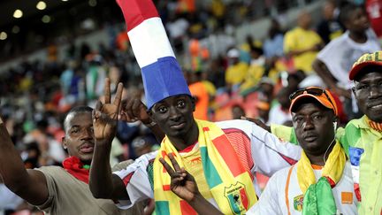 Un supporter du Mali porte un couvre-chef aux couleurs de la France lors du match Mali-Niger, le 20 janvier 2013 &agrave; Port Elizabeth (Afrique du Sud). (STEPHANE DE SAKUTIN / AFP)