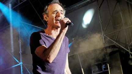 Jean-Jacques Goldman lors d'une vente aux enchères de vin au profit des Restos du Coeur, dans l'Aude, le 21 juillet 2014. (MICHAEL ESDOURRUBAILH / MAXPPP)