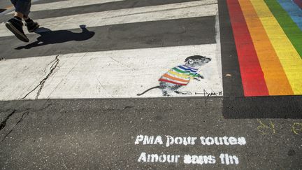 Des tags sur le sol, le 28 juin 2018, à Paris. (CHRISTOPHE PETIT TESSON / EPA)