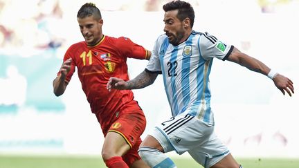 Le joueur belge&nbsp;Kevin Mirallas et l'Argentin&nbsp;Ezequiel Lavezzi pendant le match qui opposait leurs deux &eacute;quipes en quarts de finale, le 5 juillet 2014 &agrave; Brasilia (Br&eacute;sil). (JUAN MABROMATA / AFP)