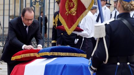 Fran&ccedil;ois Hollande pr&eacute;side la c&eacute;r&eacute;monie d'hommage aux policiers tu&eacute;s &agrave; Magnanville, le 17 juin 2016 &agrave; Versailles. (DOMINIQUE FAGET / AFP)