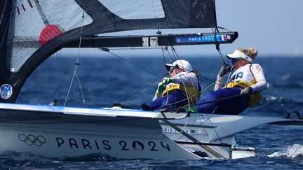 Le duo Sarah Steyaert et Charline Picon lors de la course pour la médaille en skiff aux Jeux olympiques de Paris 2024, le 2 août 2024. (CLEMENT MAHOUDEAU / AFP)