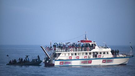 Des soldats israéliens interceptent un navire faisant partie d'une flottille qui tentait de briser le blocus de la bande de Gaza, le 31 mai 2010.&nbsp;Neuf militants ont été tués lors de l'attaque de l'un de ces bateaux,&nbsp;et dix soldats israéliens ont été blessés. (URIEL SINAI / AFP)