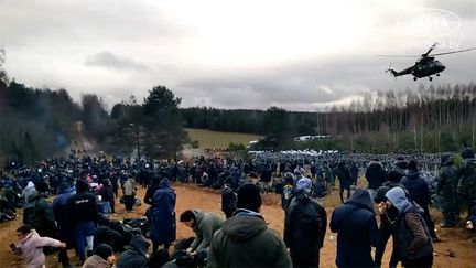 Des images gouvernementales biélorusses montrent des migrants massés à la frontière avec la Pologne, lundi 8 novembre 2021, près de&nbsp;Kuznica (Pologne). (EYEPRESS NEWS via AFP)