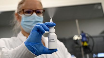 Une employée de laboratoire actionne le spray nasal anti-Covid de l'entreprise Pharma and Beauty dans l'usine de Saint-Chamas (Bouches-du-Rhône) du groupe, le 21 janvier 2021. (NICOLAS TUCAT / AFP)