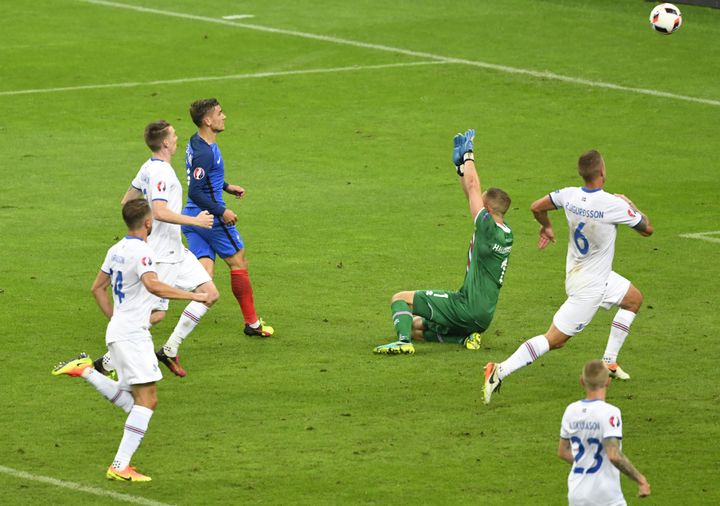 Antoine Griezmann lobe le gardien islandais