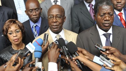 Laurent Akoun, le num&eacute;ro 2 du parti de l'ex-pr&eacute;sident ivoirien Laurent Gbagbo, parle aux journalistes apr&egrave;s un meeting du nouveau pr&eacute;sident Alassane Ouattara en septembre 2011. (SIA KAMBOU / AFP)