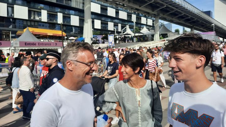 Les parents et le frère de Léon Marchand devant Paris La Défense Arena, le 4 août 2024. (JEROME VAL / FRANCEINFO)