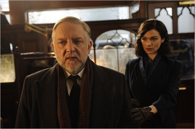 Rachel Weisz et Simon Russell Beale dans &quot;The Deep Blue Sea&quot; de Terence Davies
 (Diaphana Distribution)