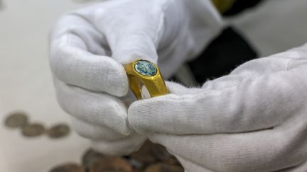 Une bague en or portant le symbole du "Bon Pasteur", l'une des premières expressions faisant référence à Jésus, exposée au laboratoire de l'Autorité des antiquités israéliennes à Jérusalem, le 22 décembre 2021 (AHMAD GHARABLI / AFP)