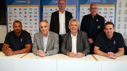 La famille du handball française pose avec le sourire pour annoncer la transition entamée