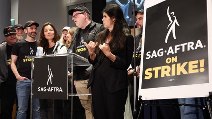 Les membres de la SAG-AFTRA ont appelé à la grève lors d'une conférence le jeudi 13 juillet, à Los Angeles (Californie). (MARIO TAMA / GETTY IMAGES NORTH AMERICA)