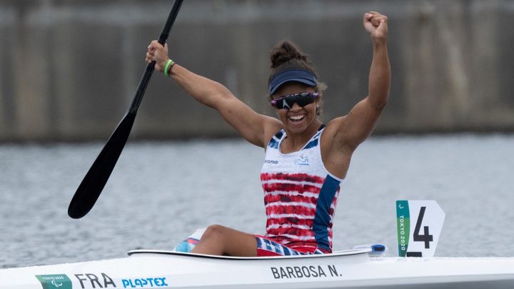 La kayakiste française Nélia Barbosa lors de la finale des Jeux paralympiques de Tokyo dans la catégorie KL3 du para canoë, le 4 septembre 2021. (YASUYOSHI CHIBA / AFP)