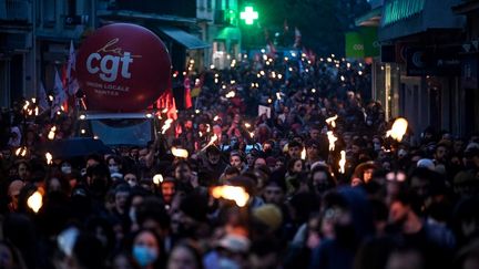 Une manifestation spontanée à Nantes, après l'adoption de la réforme des retraites, le 22 mars 2023. (LOIC VENANCE / AFP)