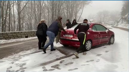 En Corse, la neige est tombée vendredi 1er&nbsp;avril. Entre cinq et dix centimètres de neige sont attendus dès 800 m d'altitude. En duplex de Corse, le journaliste Stéphane Poli fait le point. &nbsp; (France 3)