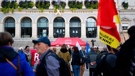 Une manifestation&nbsp;le 26 septembre, devant l'hôtel de ville de Saint-Etienne, après les révélations de chantage à la vidéo intime. (BOILEAU FRANCK / MAXPPP)