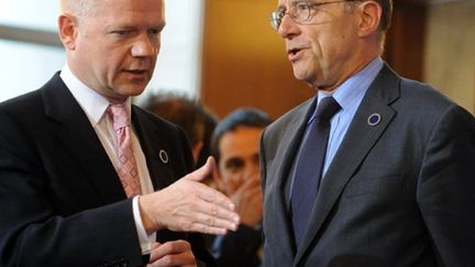 Le ministre français des Affaires étrangères, Alain Juppé, et son homologue britannique, William Hague, le 5 mai 2011. (AFP PHOTO / TIZIANA FABI)