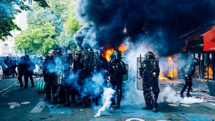 Des affrontements ont eu lieu entre une poignée de manifestants et des membres des forces de l'ordre, le 1er mai 2023 à Paris. (AMAURY CORNU / HANS LUCAS / AFP)