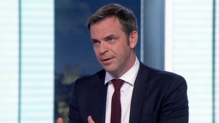 Covid-19 : Olivier Véran maintient le cap du gouvernement et espère un assouplissement d'ici quatre à six semaines