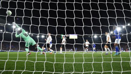 Le Rennais Alfred Gomis encaisse le but de Marc Albrighton lors du huitième de finale aller de la Ligue Europa conférence contre Leicester (Angleterre), le 10 mars 2022. (OLI SCARFF / AFP)