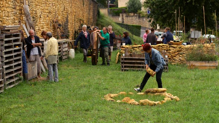 Chez Compost'ère, on ne refuse jamais un petit coup de main pour aménager le terrain.&nbsp; (ISABELLE MORAND /JULIO MARIO MORENO / RADIO FRANCE / FRANCE INFO)