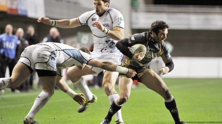 Le joueur de Montpellier Yoan Audrin est plaqu&eacute; par l'Ecossais Rory Lamont (Glasgow), lors du match entre les deux &eacute;quipes, &agrave; Montpellier, le 17 d&eacute;cembre 2011. (SYLVAIN THOMAS / AFP)