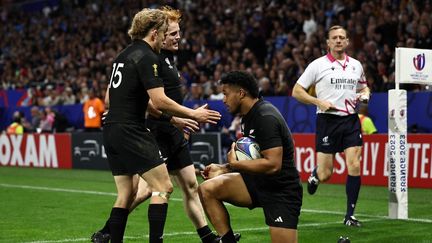 L'ailier néo-zélandais Leicester Fainga'anuku célébrant un de ses trois essais avec ses coéquipiers contre l'Uruguay en Coupe du monde, le 5 octobre 2023. (ANNE-CHRISTINE POUJOULAT / AFP)