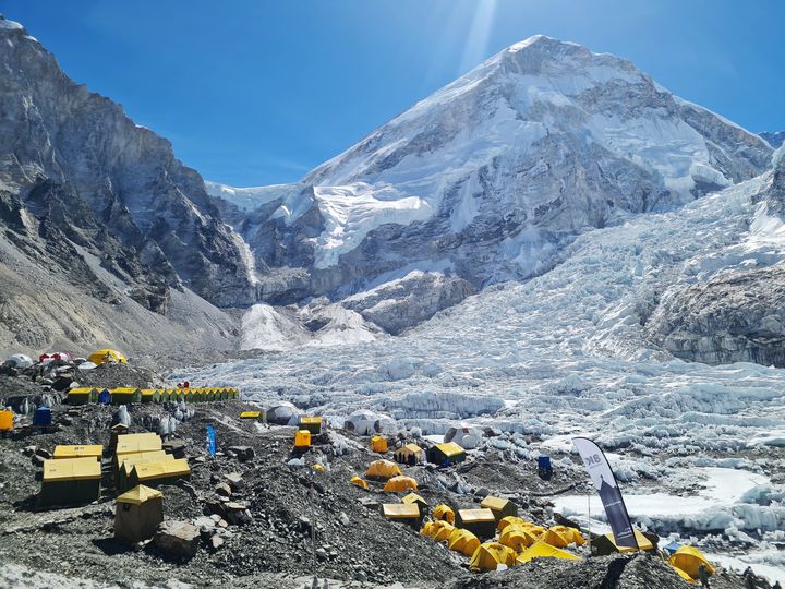 Des tentes du camp de base de l'Everest, le 18 avril 2024, au Népal. (PURNIMA SHRESTHA / AFP)