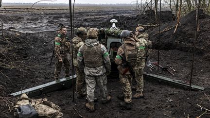 Des soldats ukrainiens préparent l'artillerie pour tirer en direction de Bakhmout, le 13 avril 2023, dans la région de Donetsk, en Ukraine. (DIEGO HERRERA CARCEDO / ANADOLU AGENCY / AFP)