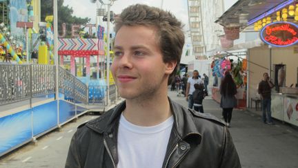 Louis de Gouyon Matignon pose dans les all&eacute;es de la Foire du Tr&ocirc;ne, le 6 mai 2014, &agrave; Paris.&nbsp; (JULIE RASPLUS / FRANCETV INFO)