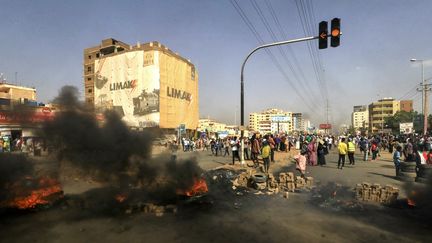 Des manifestants soudanais protestent contre l'arrestation du Premier ministre à Khartoum, le 25 octobre 2021. (- / AFP)