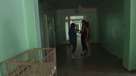 Près de 50 femmes et enfants sont hébergés dans cet ancien hôpital à Dnipro. (FRANCEINFO)