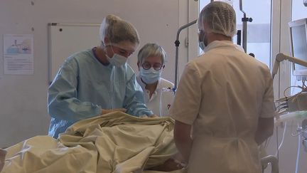 À Bourges, dans le Cher, le service de réanimation du&nbsp;centre hospitalier Jacques&nbsp;Cœur&nbsp;n'a plus aucun lit de disponible. (CAPTURE ECRAN FRANCE 2)