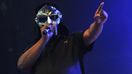 Le rappeur MF Doom, de son vrai nom Daniel Dumile, sur scène&nbsp;à l'Alexandra Palace de Londres (Angleterre), le 23 juillet 2011. (JIM DYSON / REDFERNS / GETTY IMAGES)