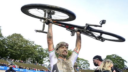 Sonny Colbrelli (Bahrain Victorious), vainqueur de Paris-Roubaix 2021, le 3 octobre (BERNARD PAPON / AFP)