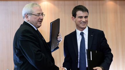 Jean-Paul Huchon et Manuel Valls en février 2015 (STEPHANE DE SAKUTIN / AFP)